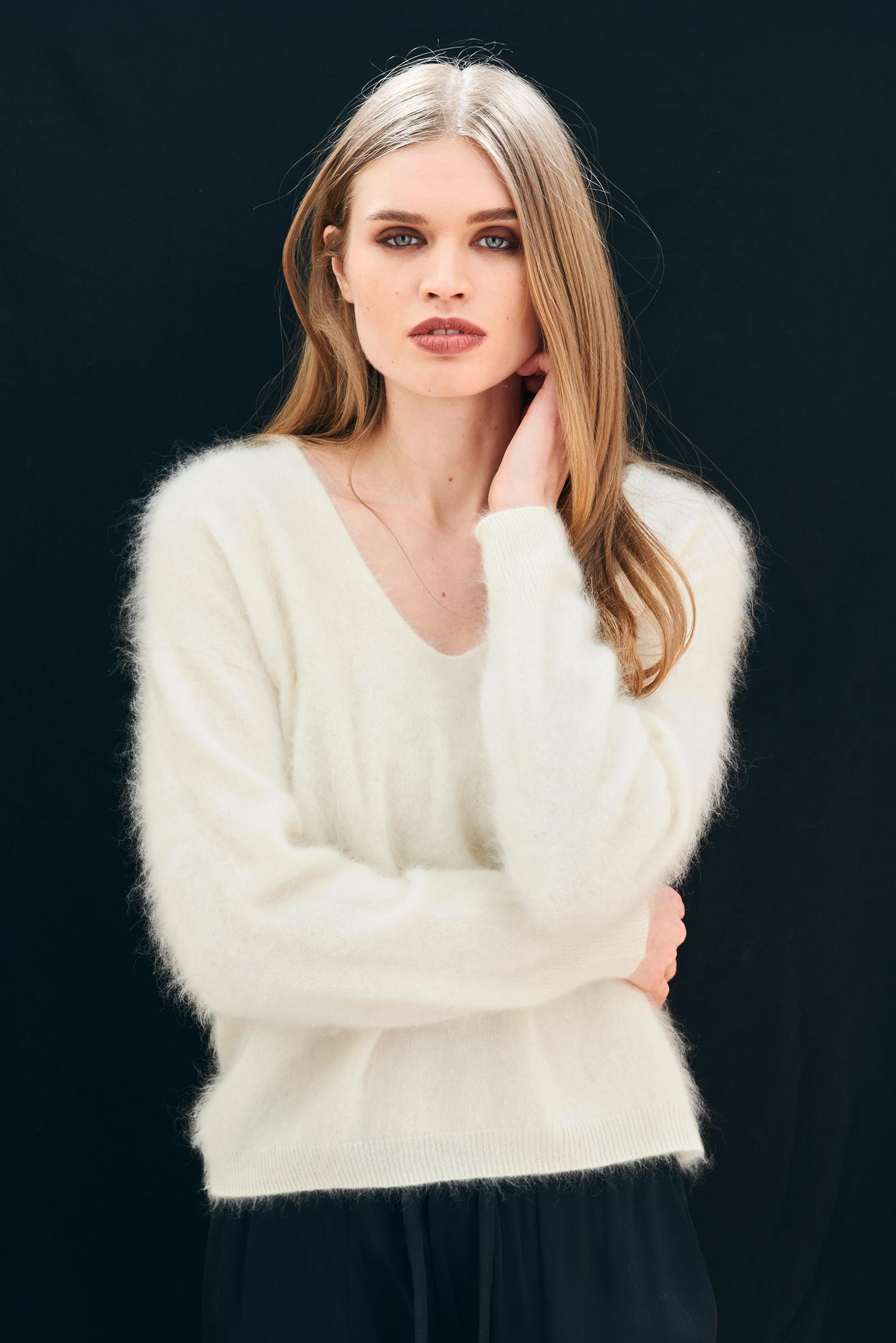 Female model wearing Jumper 1234 brushed cashmere vee neck jumper in cream