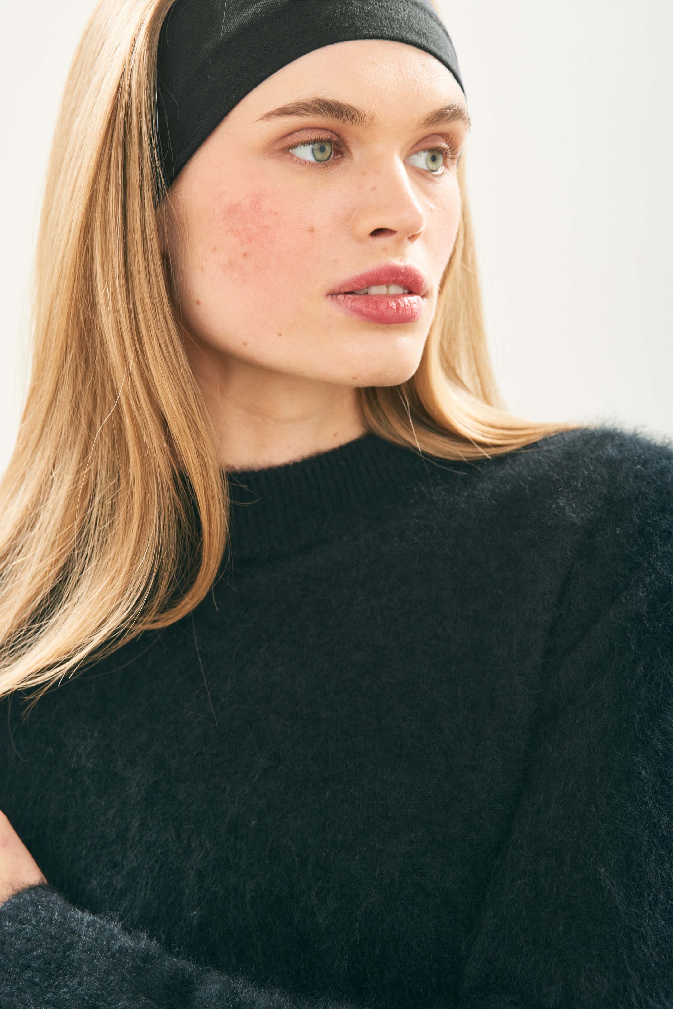 Female model wearing Jumper1234 Cashmere Brushed Turtle in Black close up
