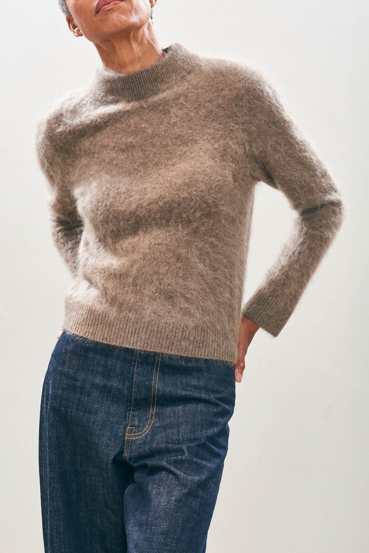 Female model wearing Jumper1234 Cashmere Brushed Turtle in Moose