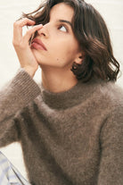 Female model wearing Jumper1234 Cashmere Brushed Turtle in Moose close up
