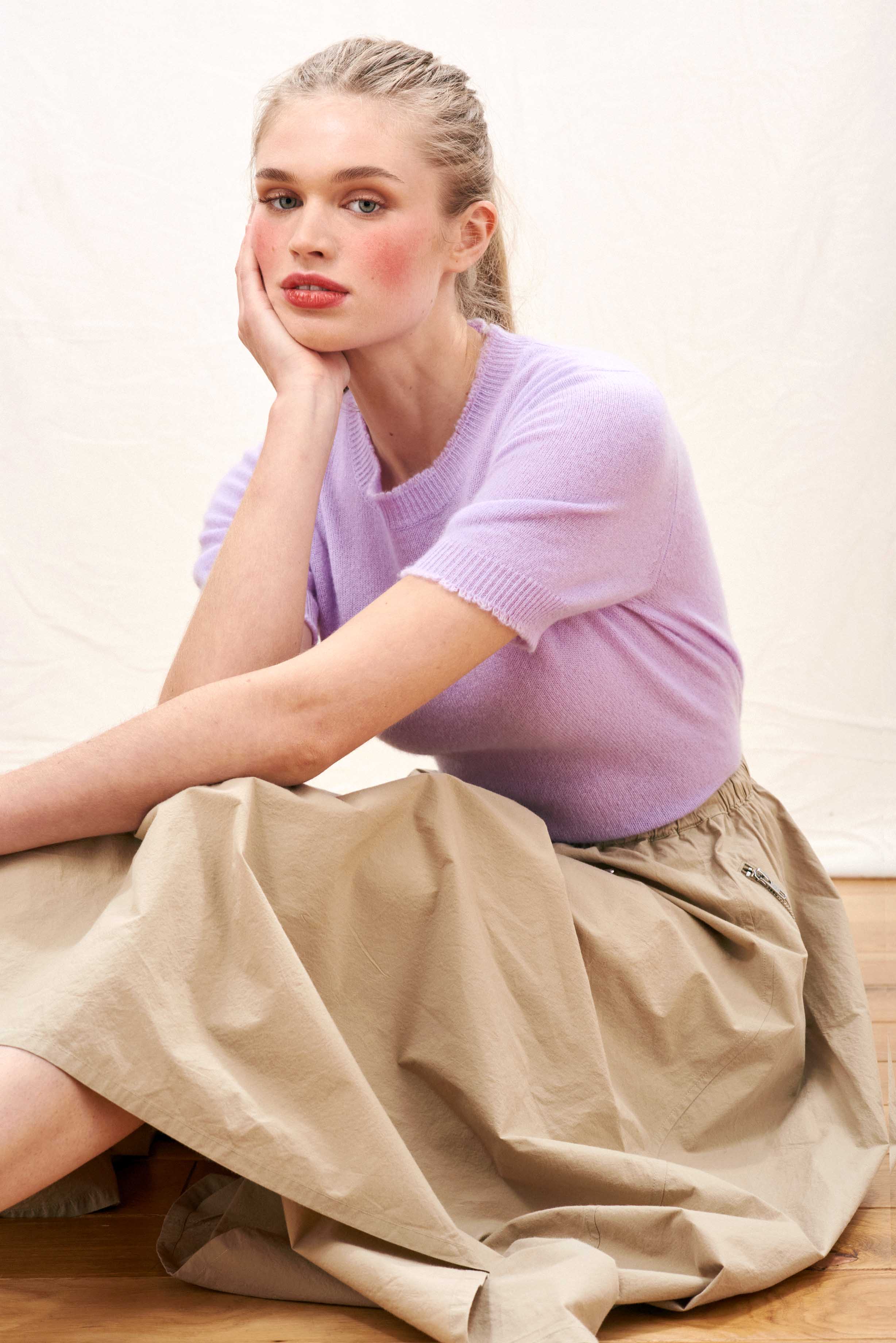 Female model wearing Jumper 1234 Lilac short sleeve cashmere jumper with 'distressed' ribs.