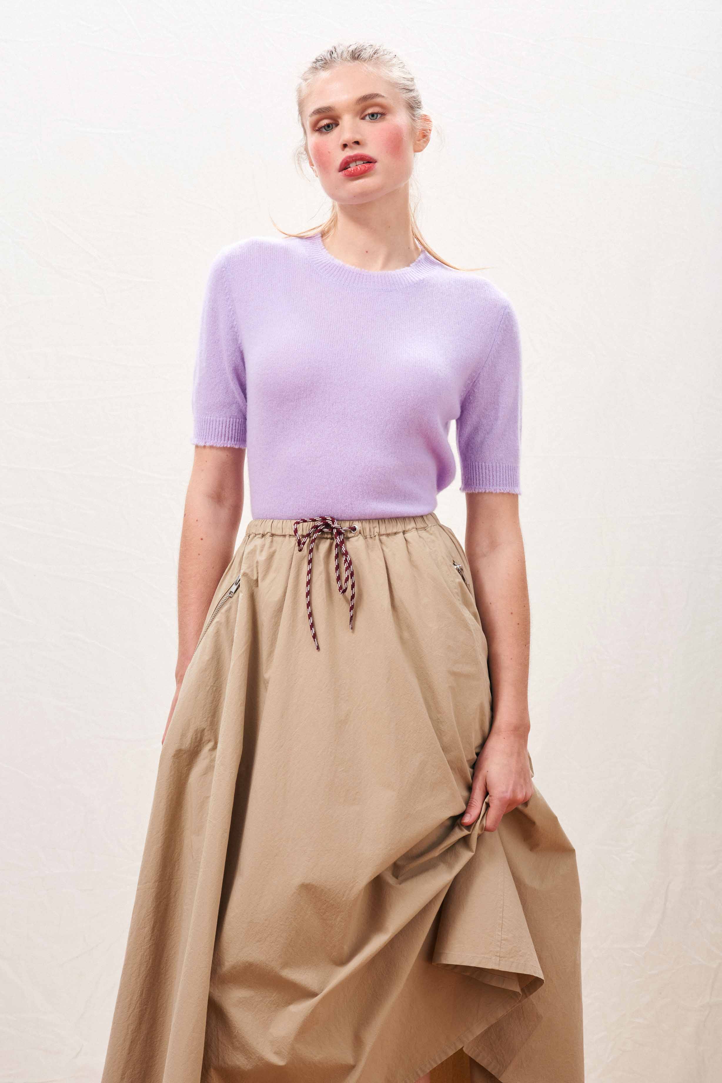 Female model wearing Jumper 1234 Lilac short sleeve cashmere jumper with 'distressed' ribs.