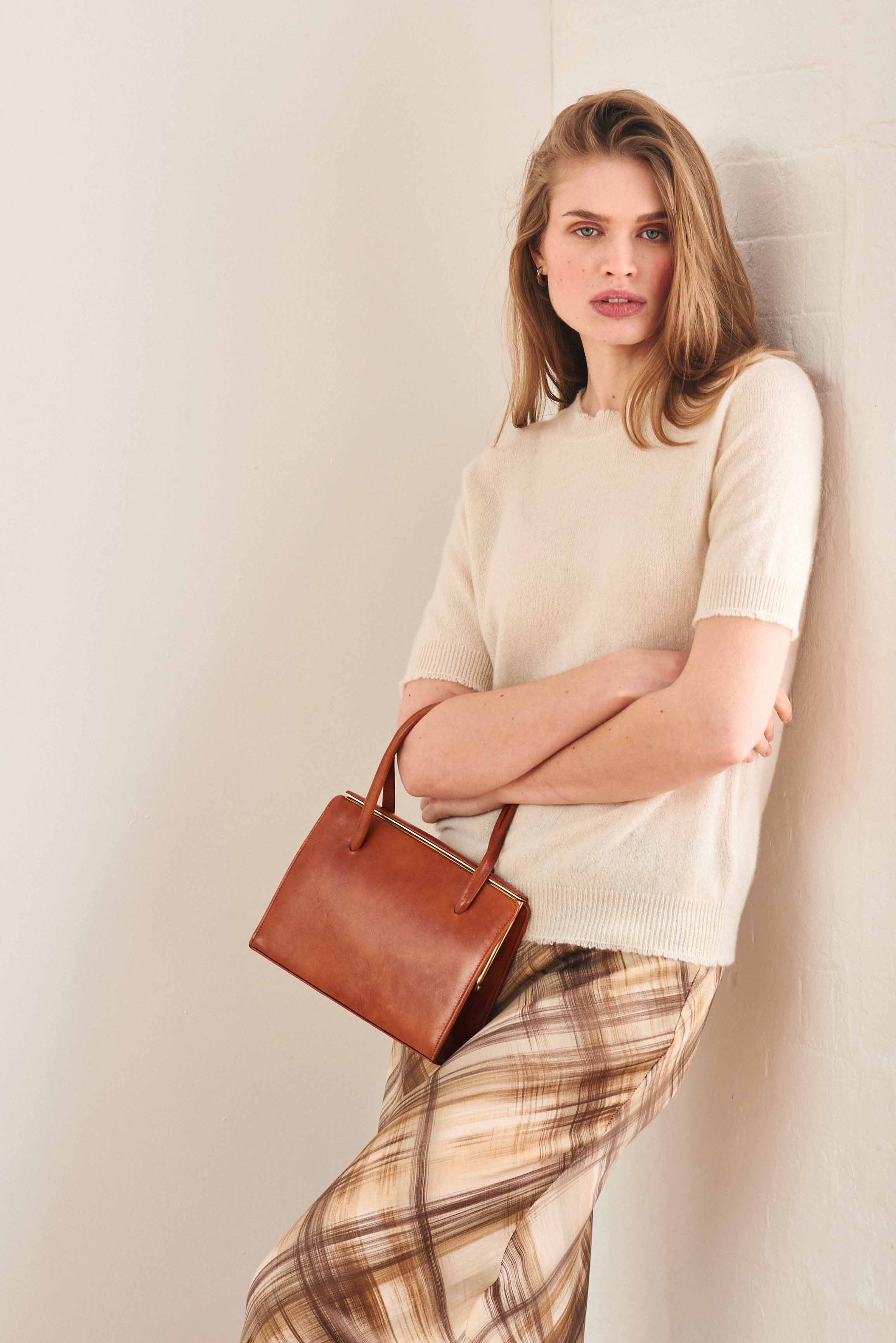 Female model wearing Jumper 1234 Oatmeal short sleeve cashmere jumper with 'distressed' ribs.