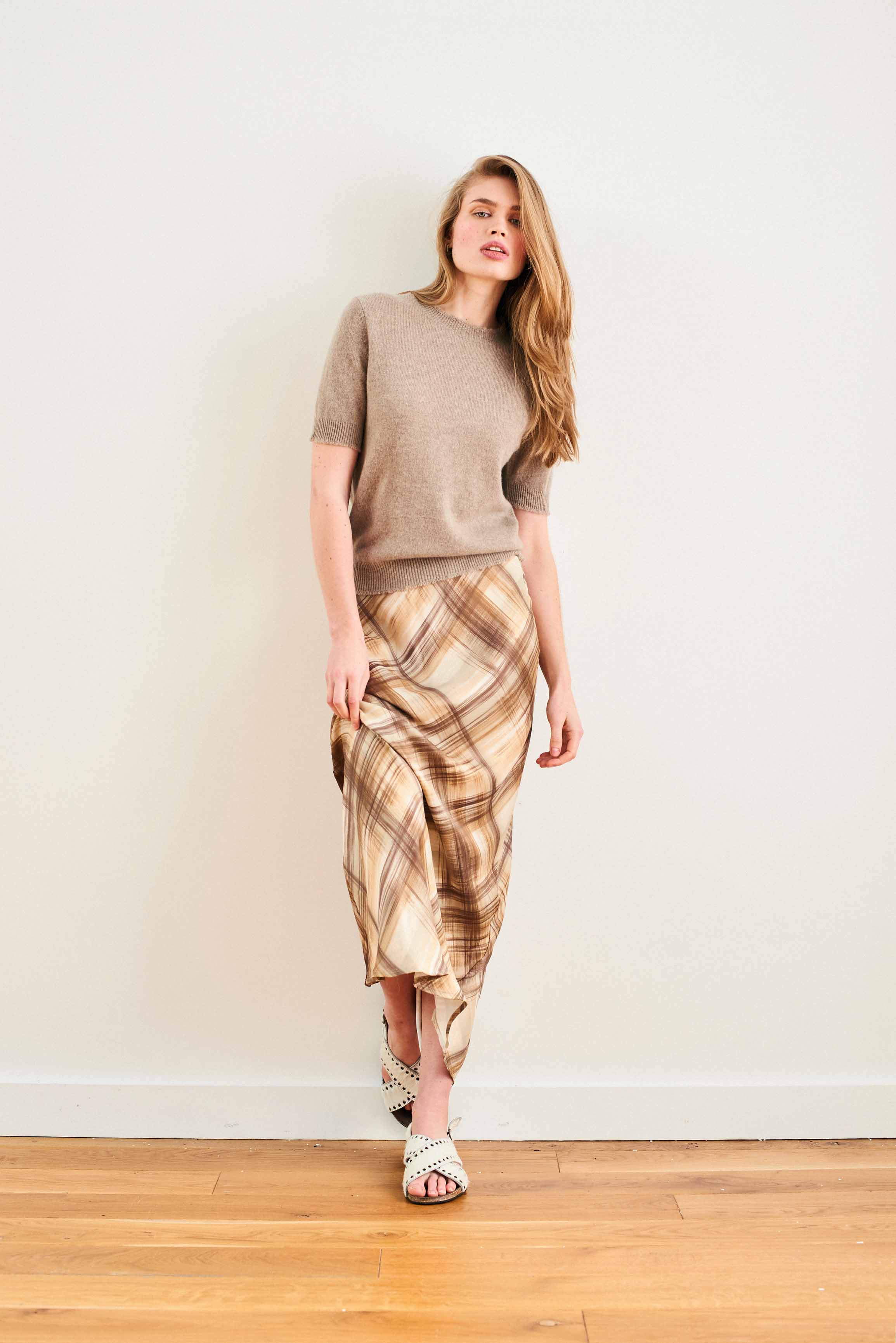 Female model wearing Jumper 1234 Organic light brown short sleeve cashmere jumper with 'distressed' ribs