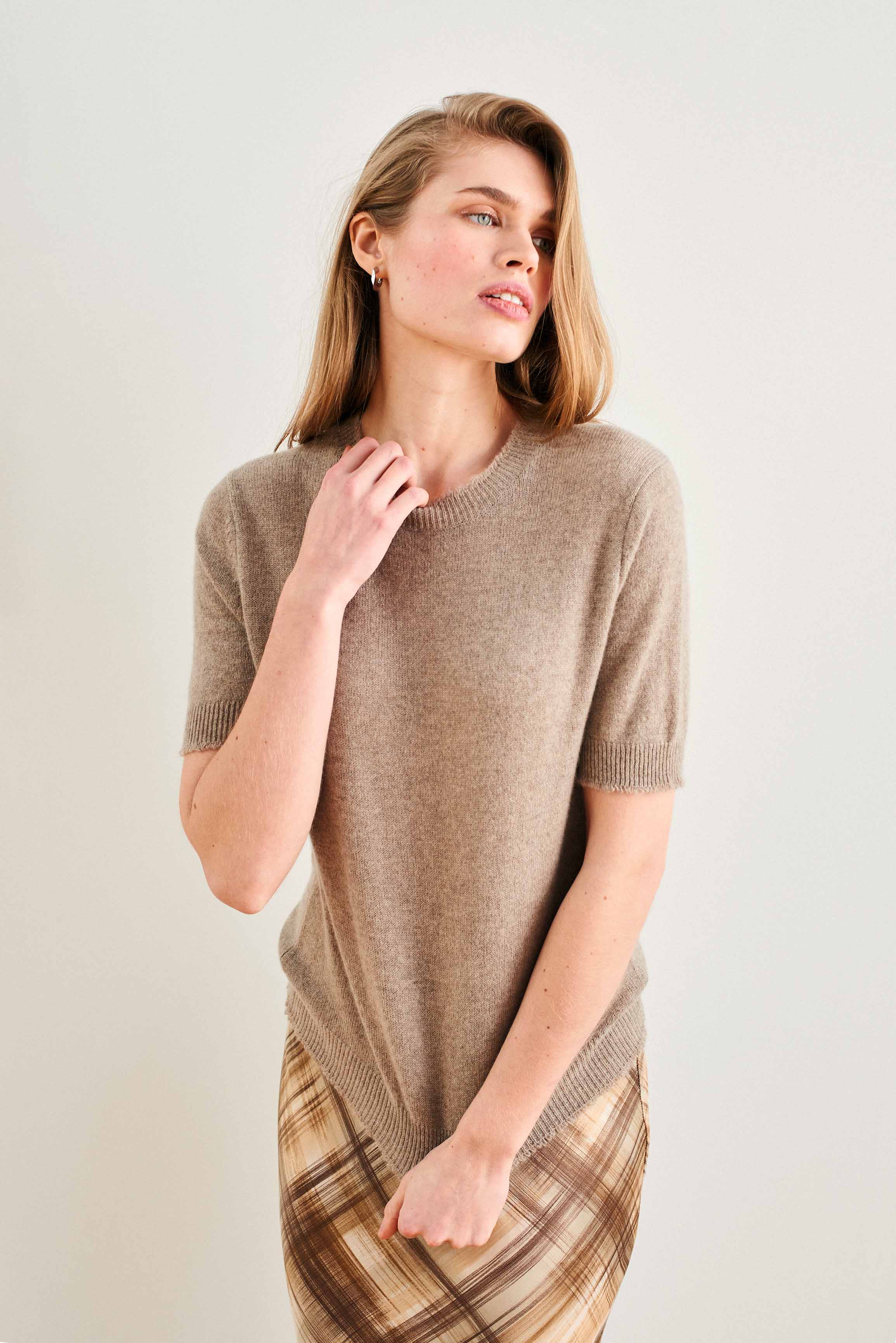 Female model wearing Jumper 1234 Organic light brown short sleeve cashmere jumper with 'distressed' ribs