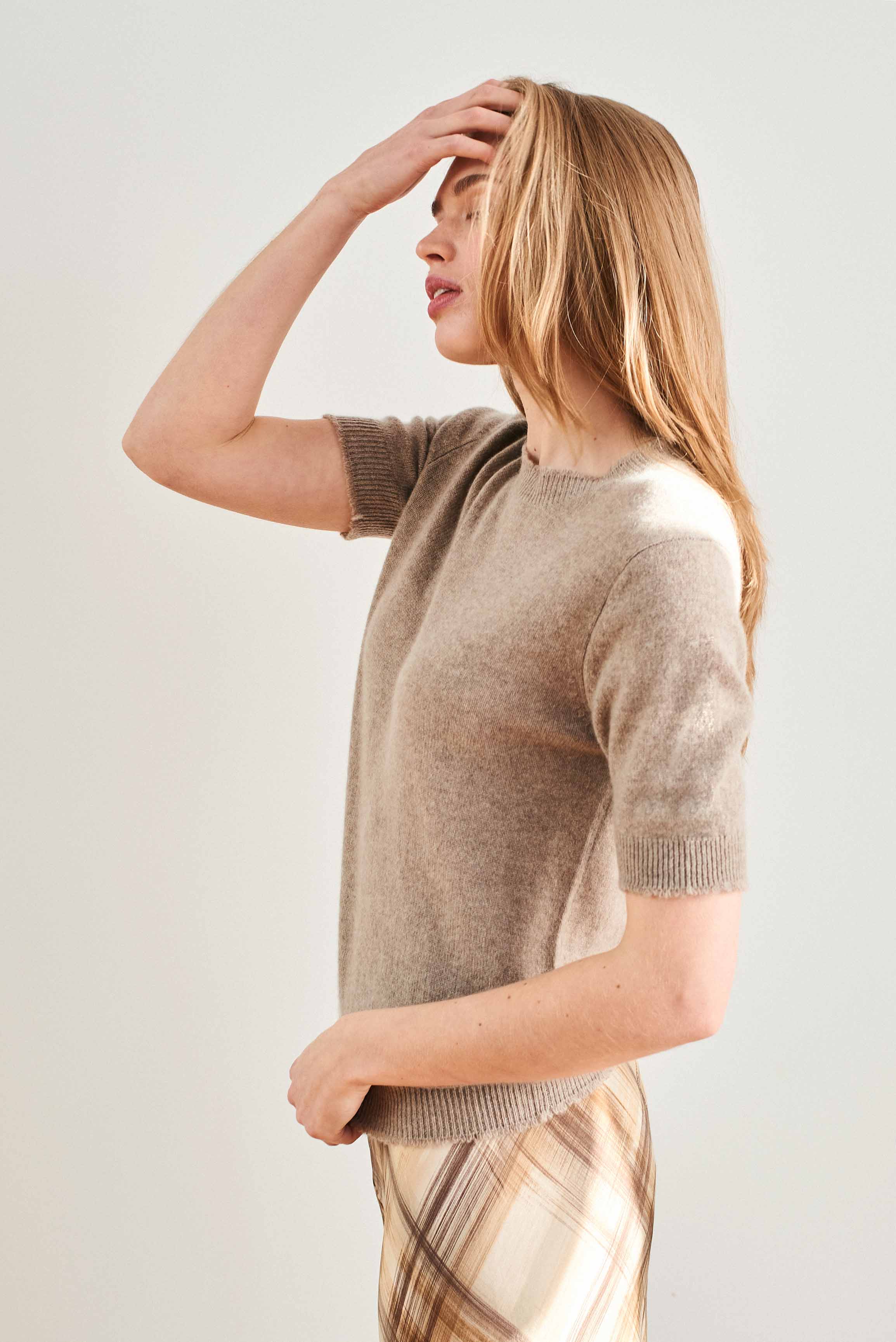 Female model wearing Jumper 1234 Organic light brown short sleeve cashmere jumper with 'distressed' ribs
