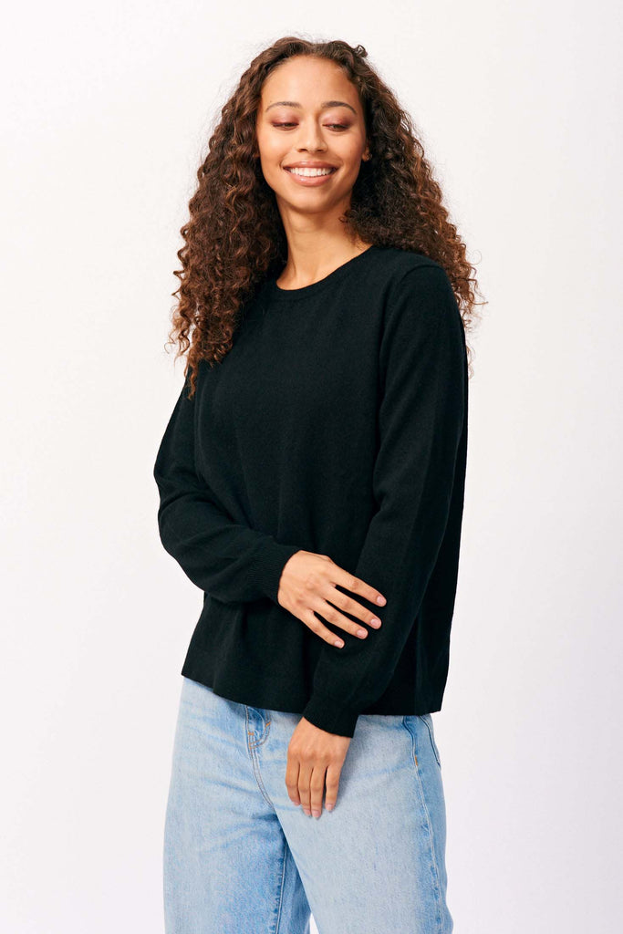 Brown haired female model wearing Jumper1234 cashmere crew in black