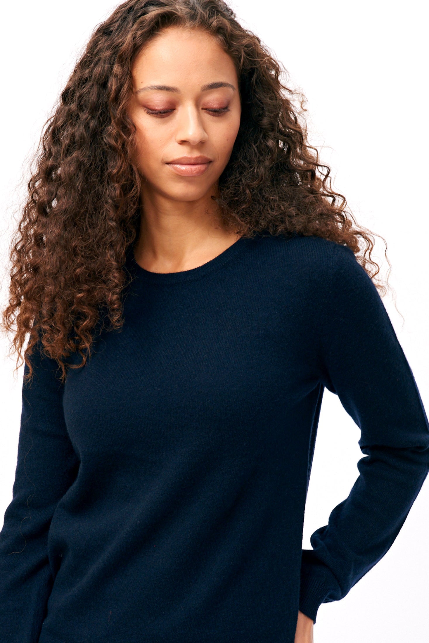 Brown haired female model wearing Jumper1234 cashmere crew in navy