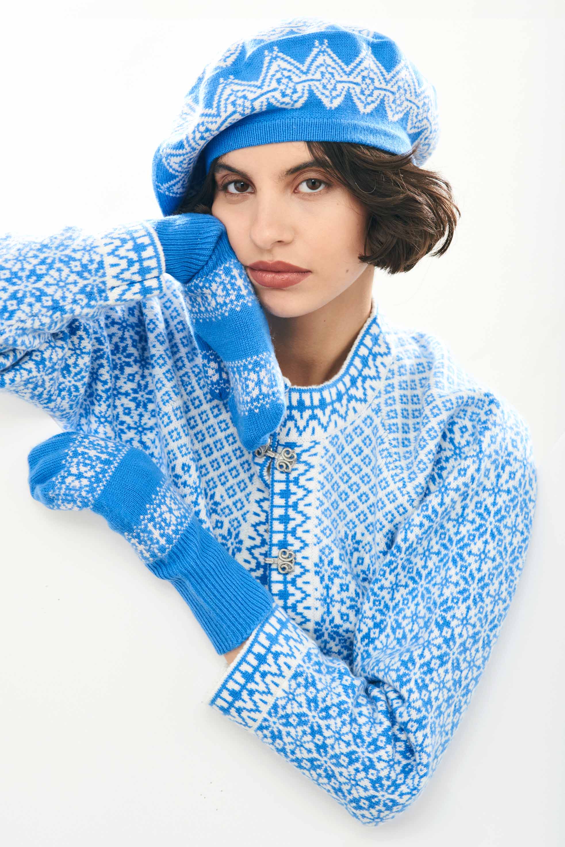 female model wearing jumper1234 Cashmere Wool Norse Beret in Sky and Cream close up