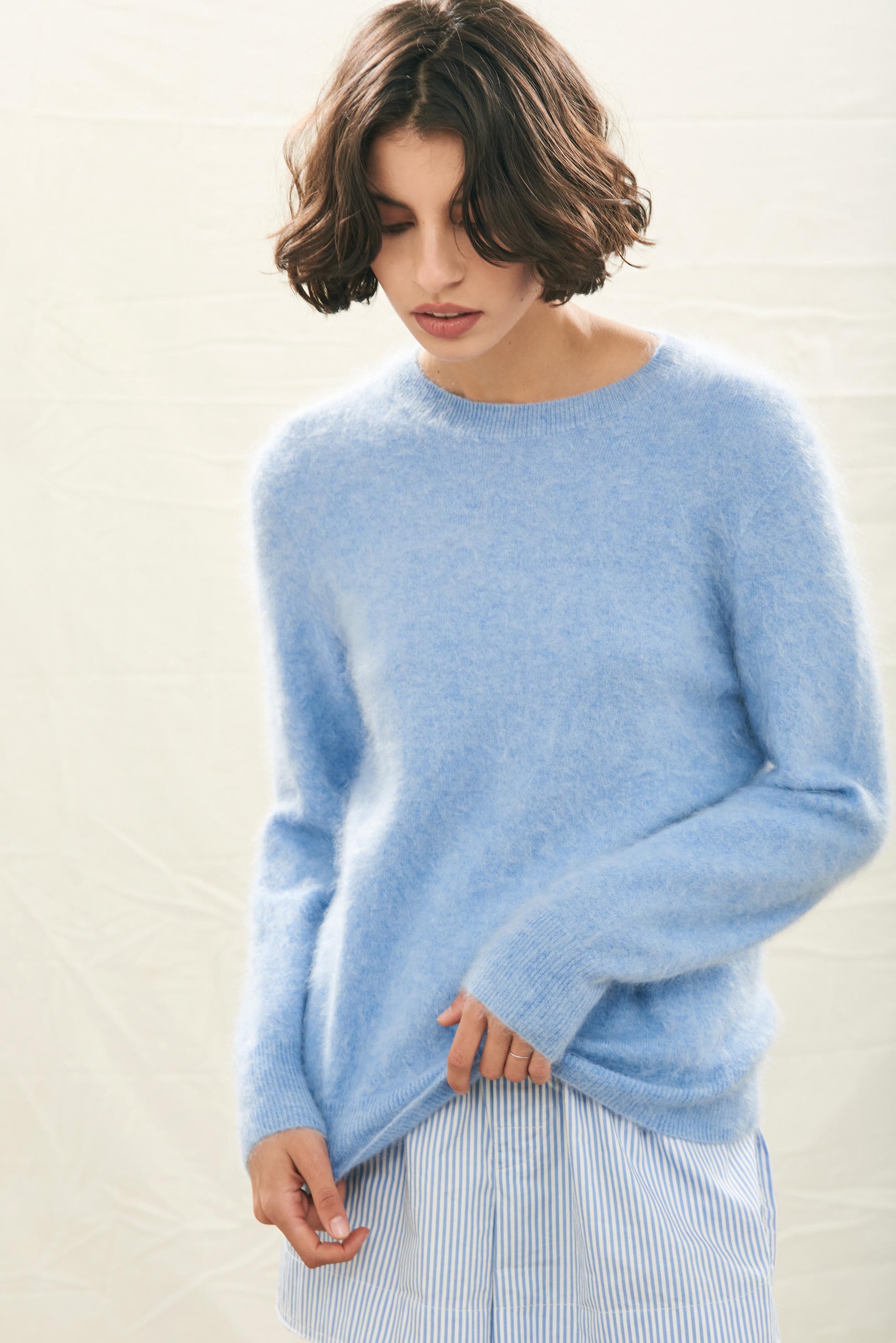Female model wearing Jumper1234 Cashmere Brushed Crew in Blue Marl 
