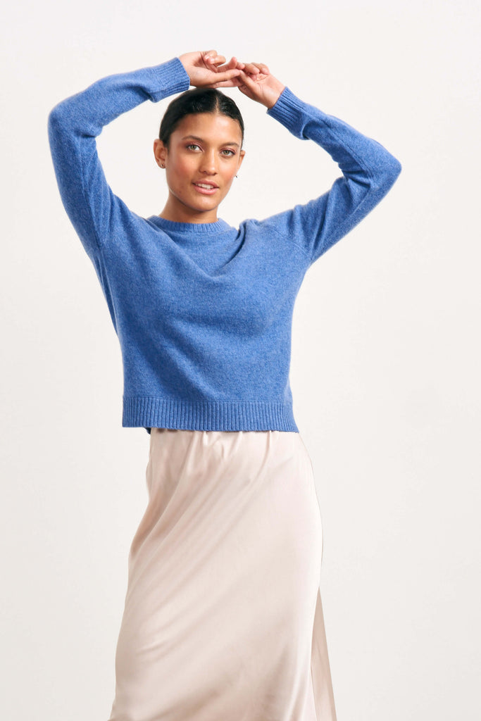Brown haired female model wearing Jumper1234 lightweight cashmere crew neck in blue