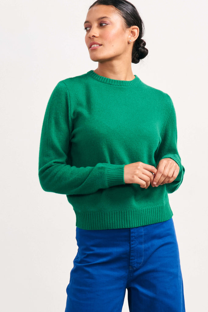 Brown haired female model wearing Jumper1234 lightweight cashmere crew neck in grass green