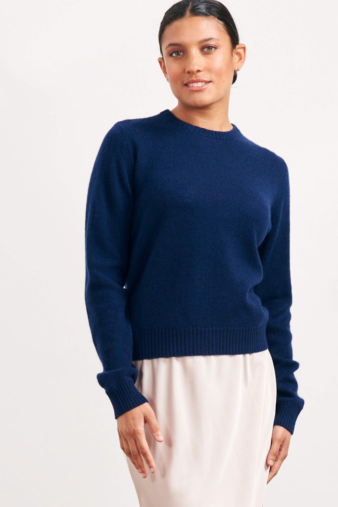 Brown haired female model wearing Jumper1234 lightweight cashmere crew neck in navy