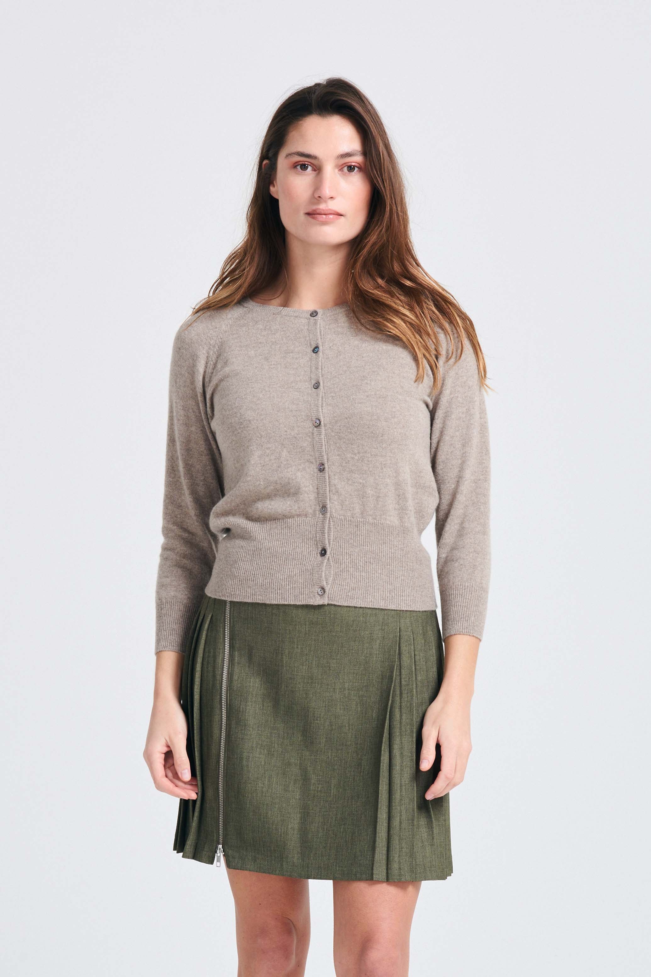 Brown haired female model wearing Jumper1234 neat fit cashmere round neck cardigan in organic light brown