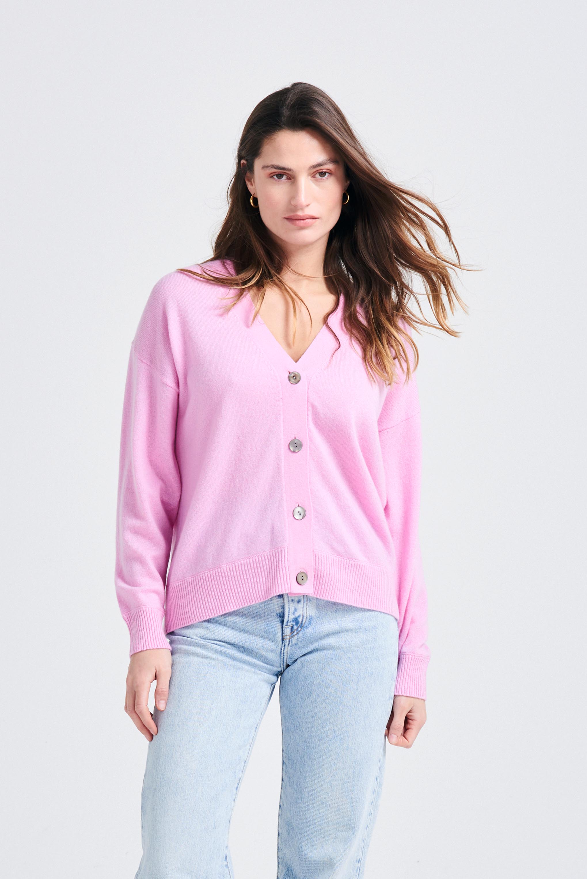 Brown haired female model wearing Jumper1234 Oversize cashmere vee neck cardigan in rose