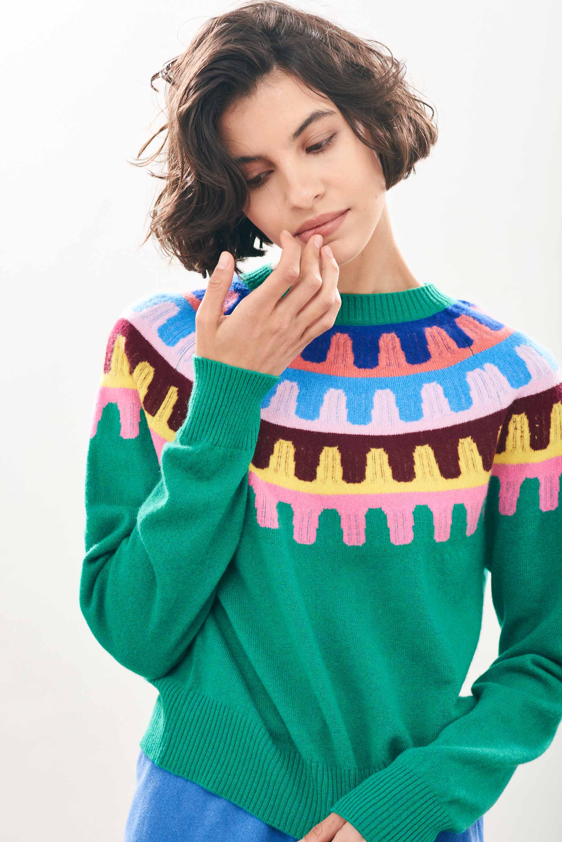 Female model wearing Jumper1234 Cashmere Rick Rack yolk Crew in Green close up