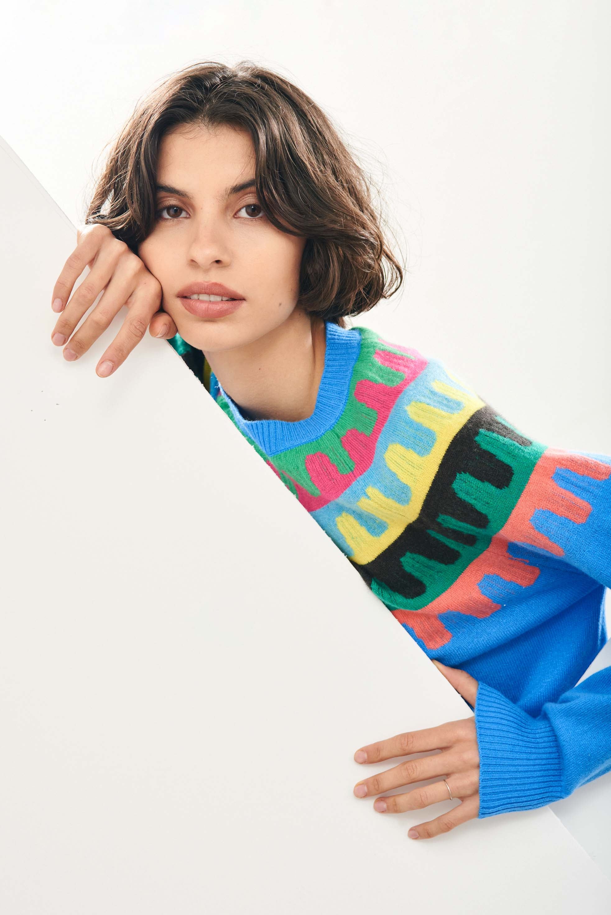 Female model wearing Jumper1234 Cashmere Rick Rack yolk Crew in Sky blue close up
