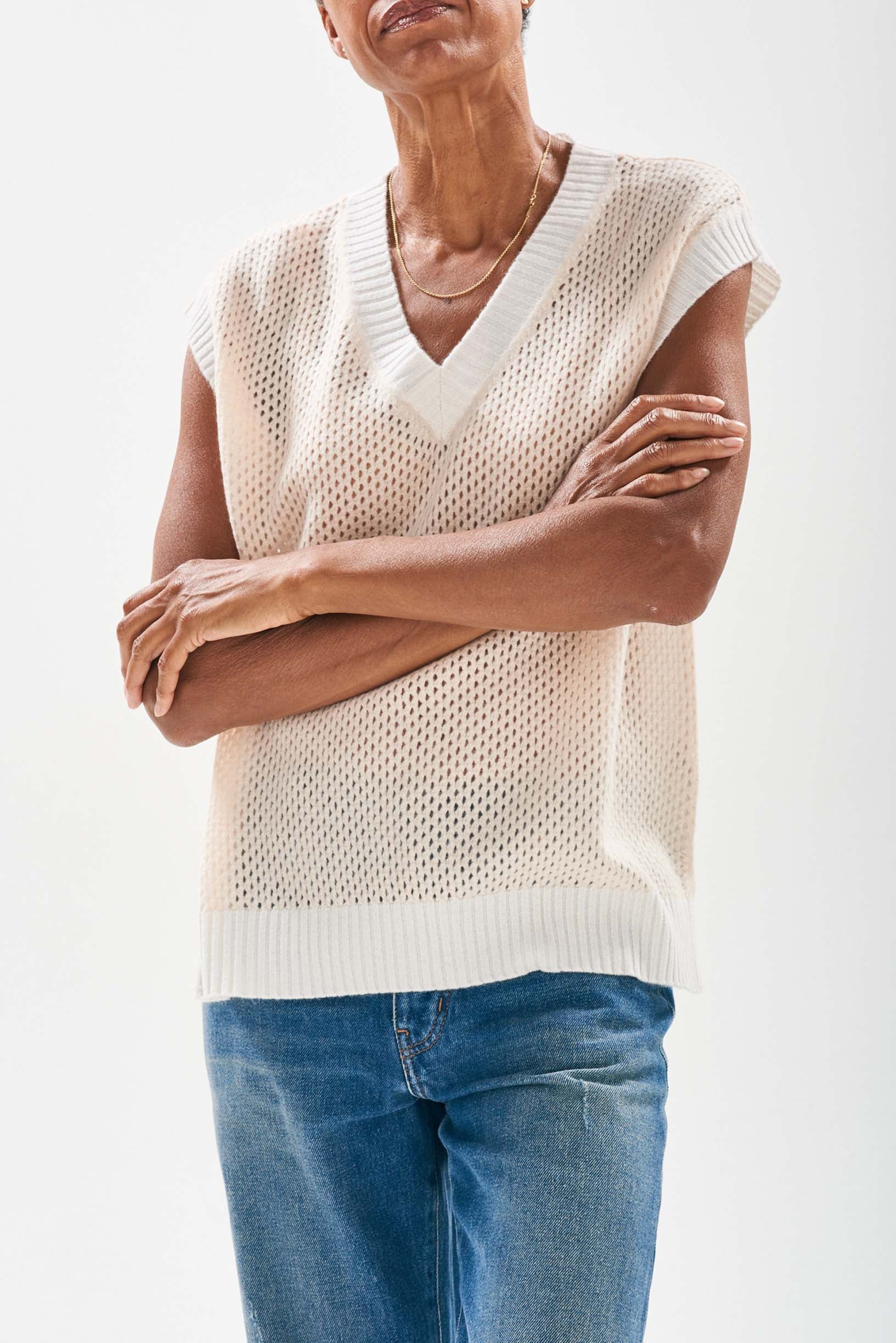 Model wearing Jumper1234 Oversize mesh cashmere tank in cream with contrast white ribs, slightly longer at the back