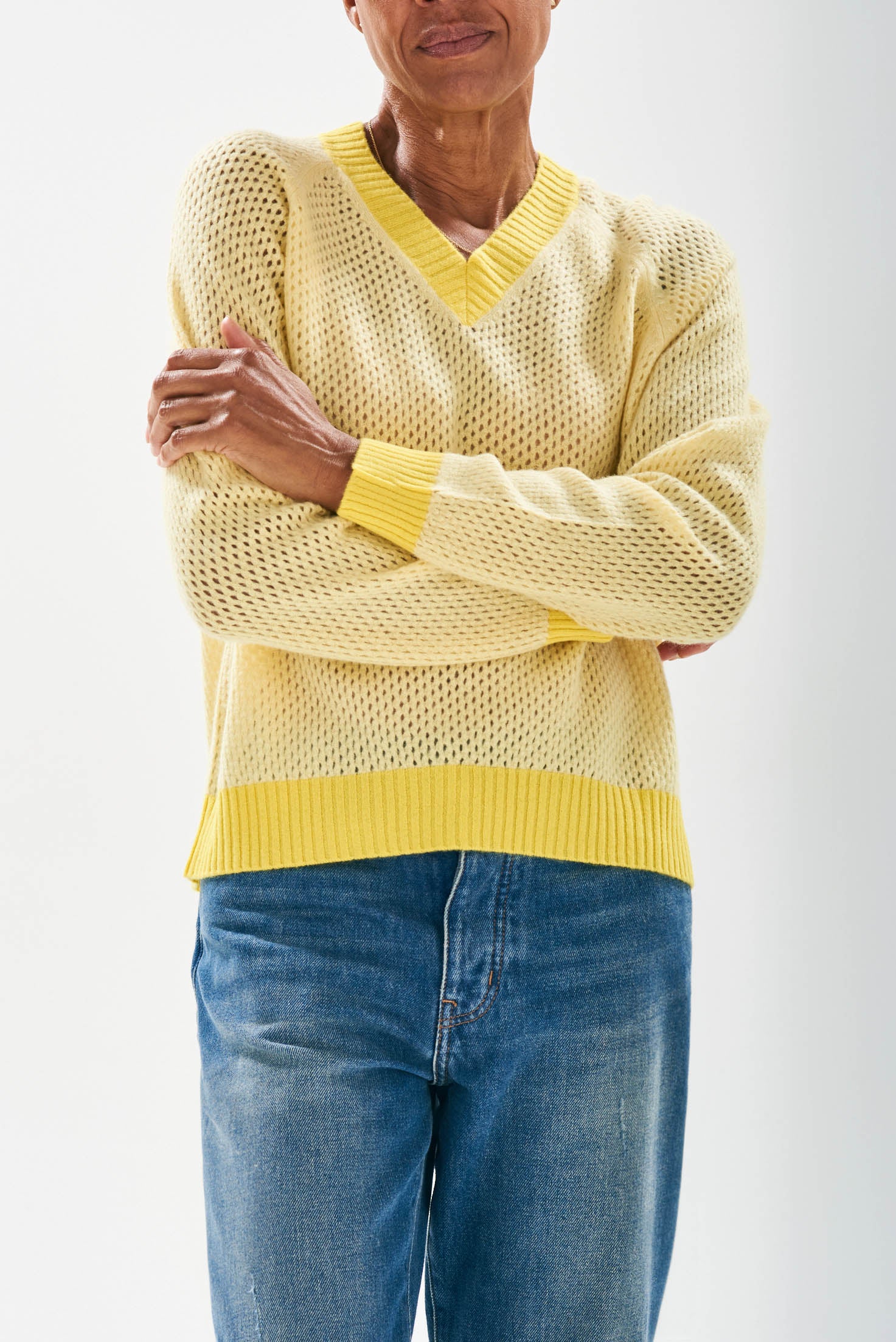 Model wearing Jumper1234 Mesh cashmere vee neck jumper in yellow with contrast darker yellow ribs